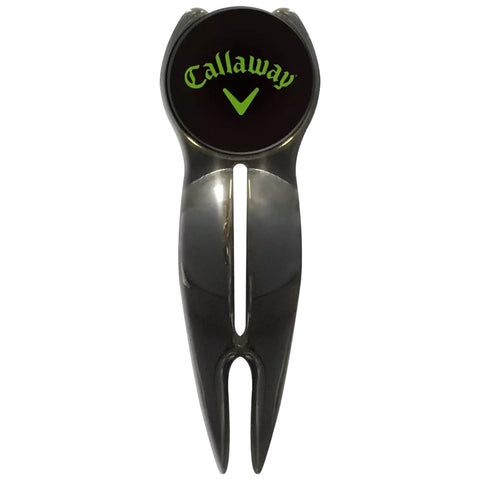 A golf divot repair tool is displayed upright with a circular top labeled Callaway in green lettering against a black background the tool features two prongs for repairing grass伤。