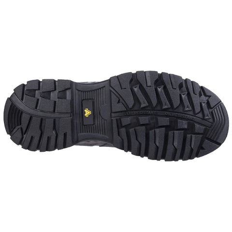 A black shoe sole with a rugged tread pattern is displayed featuring deep grooves and a central logo highlighting slip resistance and oil resistance in a neutral setting.